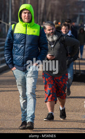 Ein Mann in Shorts Spaziergänge entlang der South Bank in London, als einfrieren Luft aus Russland ist zu Griff Großbritannien in welcher Satz ist der kälteste Ende Februar in fünf Jahren sein. Stockfoto