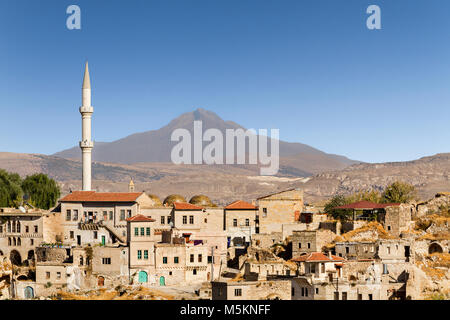 Blick über die Stadt von Ortahisar in Kappadokien, Türkei mit dem Vulkan Erciyes im Hintergrund Stockfoto
