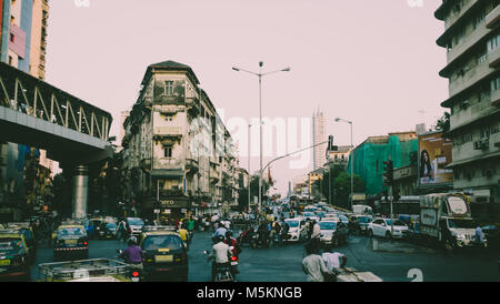 Verkehr während der Rushhour in Mumbai, Indien Stockfoto