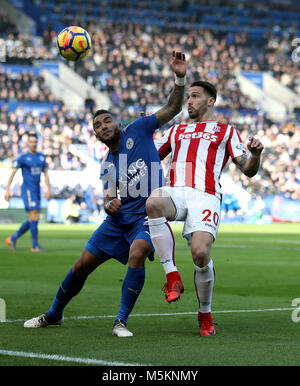 Von Leicester City Danny Simpson (links) und Stoke City Geoff Cameron (rechts) Kampf um den Ball während der Premier League Match für die King Power Stadion, Leicester. Stockfoto