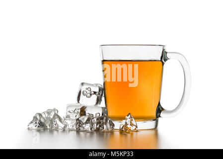 Glas Tasse Tee mit Eiswürfeln auf weißen Tisch Stockfoto