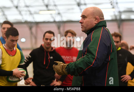 Ehemalige Premiership Rugby player Corporal Chris Budgen 1 Bataillon der Royal Welsh während einer Coaching-Sitzung mit der estnischen Rugbymannschaft in Tallinn, Estland. Stockfoto