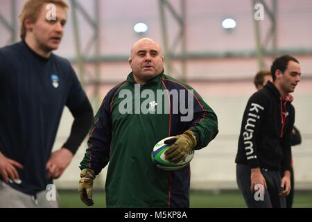 Ehemalige Premiership Rugby player Corporal Chris Budgen 1 Bataillon der Royal Welsh während einer Coaching-Sitzung mit der estnischen Rugbymannschaft in Tallinn, Estland. Stockfoto