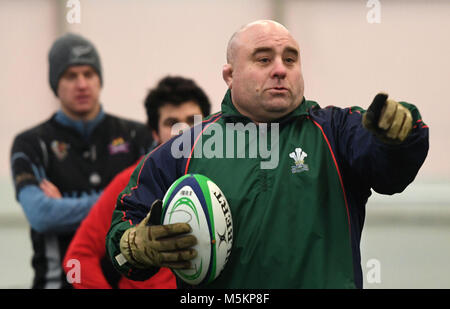 Der ehemalige Rugby-Spieler der Premiership, Corporal Chris Budgen, des 1. Bataillons der Royal Welsh, während einer Coaching-Sitzung mit dem estnischen Rugby-Team in Tallinn, Estland. Stockfoto