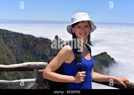 Junge Frau in Madeiras Bergen über den Wolken Stockfoto