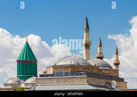 Skyline von Konya mit der grünen Kuppel der Mausoleum von Mevlana Rumi und Selimiye Moschee, Konya, Türkei. Stockfoto