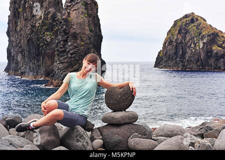 Die Insel Madeira. Ilheus da Rib und Ilheus Janela Felsen im Atlantik. Stockfoto