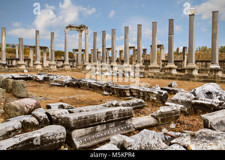 Spalten der römischen Agora in den Ruinen der antiken Stadt Perge, Antalya, Türkei. Stockfoto