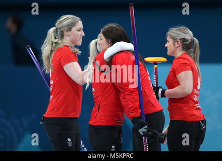 Großbritanniens skipper Eve Muirhead sieht aus, als sie umarmt Teamkollegen nach dem Verlust der Frauen Bronze Gleiches an Gangneung Curling Center bei Tag 15 der Winter-olympischen Spiele 2018 PyeongChang in Südkorea niedergeschlagen. Stockfoto