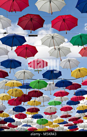 Sonnenschirme dekoriert Straße im Stadtteil Kadiköy Istanbul, Türkei