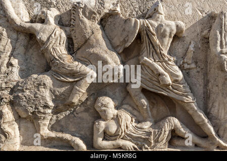 Skulpturendetails eines Sarkophags in den Ruinen von Ephesus, Türkei Stockfoto