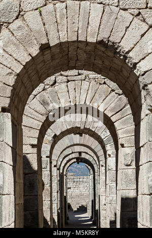 Römische gewölbten Unterstrukturen und Torbögen in den Ruinen der antiken Stadt Pergamon auch Pergamon, Türkei bekannt Stockfoto