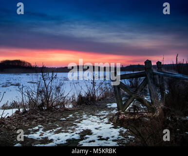 Sunrise gegen ortodox Kloster sourenden durch gefrorene Felder, Schilf und Schnee draussen im Osten von Polen in der Nähe von Bielarus Grenzen Stockfoto