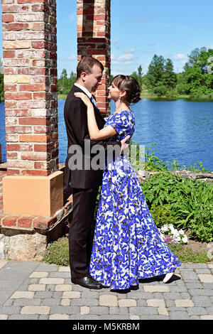 Junge romantische Paar auf dem Fluss Küste. Sommer Abstraktion. Stockfoto