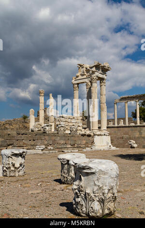 Reste der römischen Tempel von Trajan, in den Ruinen der antiken Stadt Pergamon Pergamon, auch in der Türkei bekannt. Stockfoto