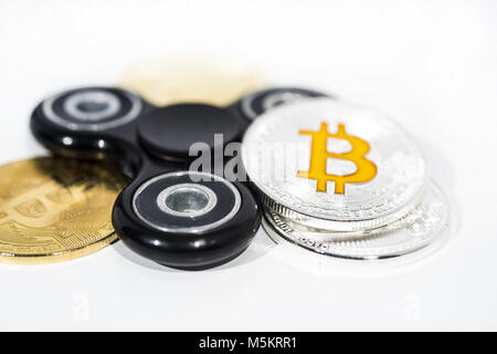 Abstrakte Foto von cryptocyrrency. Einige cryptocurrency Münzen. Auf weissem Hintergrund. Stockfoto