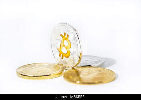 Abstrakte Foto von cryptocyrrency. Einige cryptocurrency Münzen in mans hand. Auf weissem Hintergrund. Stockfoto