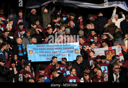 West Ham United Fans halten das Banner im steht während der Premier League Match in Liverpool, Liverpool. Stockfoto