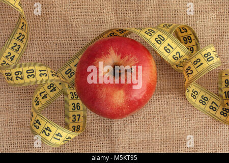 Rot und Gelb Maßband. Diät Konzept. Close Up. Stockfoto