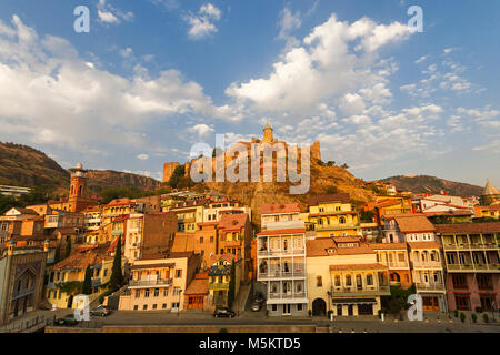 Bunte alte Häuser und Narikala Schloss in Tiflis, Georgien. Stockfoto