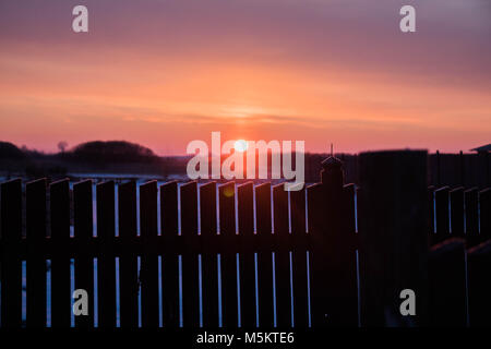 Sunrise gegen ortodox Kloster sourenden durch gefrorene Felder, Schilf und Schnee draussen im Osten von Polen in der Nähe von Bielarus Grenzen Stockfoto