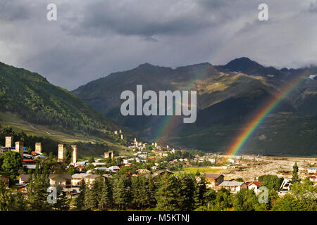 Bergstadt Mestia im Kaukasus mit Regenbögen auf dem Hintergrund, in Georgien Stockfoto