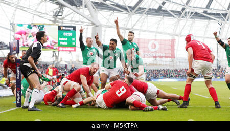 Irlands Cian Healy Kerben ein versuchen Sie, während der RBS Six Nations Match im Aviva Stadium, Dublin. Stockfoto