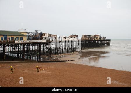 Die Reste der viktorianischen Pier am Hastings in East Sussex, England nach einem Großbrand am 5. Oktober 2010. Stockfoto