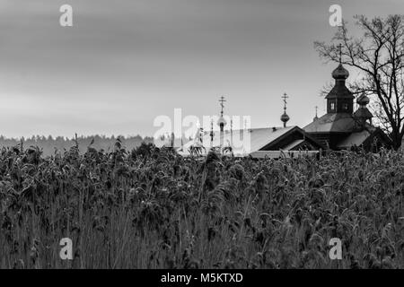 Sunrise gegen ortodox Kloster sourenden durch gefrorene Felder, Schilf und Schnee draussen im Osten von Polen in der Nähe von Bielarus Grenzen Stockfoto