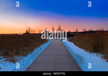 Sunrise gegen ortodox Kloster sourenden durch gefrorene Felder, Schilf und Schnee draussen im Osten von Polen in der Nähe von Bielarus Grenzen Stockfoto