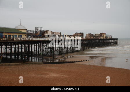 Die Reste der viktorianischen Pier am Hastings in East Sussex, England nach einem Großbrand am 5. Oktober 2010. Stockfoto