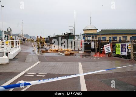 Die Reste der viktorianischen Pier am Hastings in East Sussex, England nach einem Großbrand am 5. Oktober 2010. Stockfoto