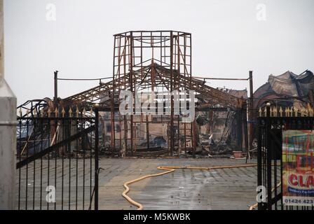 Die Reste der viktorianischen Pier am Hastings in East Sussex, England nach einem Großbrand am 5. Oktober 2010. Stockfoto