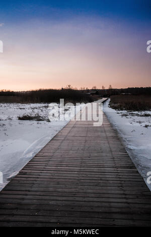 Sunrise gegen ortodox Kloster sourenden durch gefrorene Felder, Schilf und Schnee draussen im Osten von Polen in der Nähe von Bielarus Grenzen Stockfoto