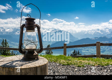 Alten verrosteten Laternen in der Nähe von Camping Platz auf Wildspitz peak in der Schweiz. Jetzt können Sie grillen auch bei Nacht Stockfoto