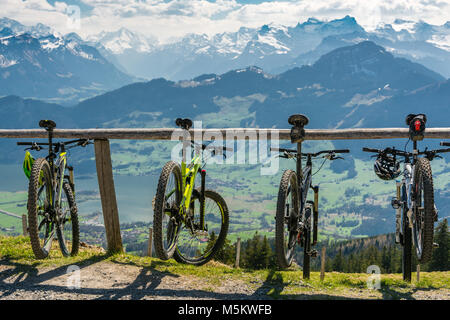 Wildspitz, Schweiz - April 2017 - Kleiner Parkplatz für Fahrräder in der Nähe von wildspitz Peak in den Schweizer Alpen Stockfoto