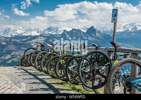 Wildspitz, Schweiz - April 2017 - Kleiner Parkplatz für Fahrräder in der Nähe von wildspitz Peak in den Schweizer Alpen. Stockfoto