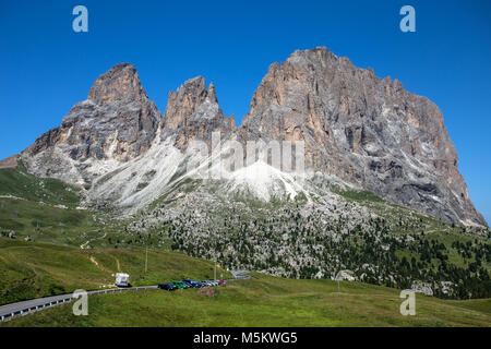 Langkofel, Gröden, Dolomiten, Italien. Der Langkofel Alp stehend über bunte Felder im Sommer in Gröden, Trentino Alto Ad Stockfoto