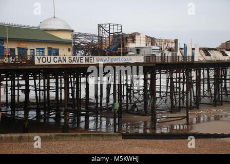 Die Reste der viktorianischen Pier am Hastings in East Sussex, England nach einem schweren Brand am 5. Oktober 2010. Stockfoto