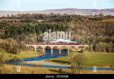 LMS-Jubiläum der Klasse 6 MT 4-6-0 Nr. 45699 Galatea Lokomotive über die Eden Lacy Viadukt in Cumbria geht. Stockfoto