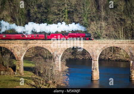 LMS-Jubiläum der Klasse 6 MT 4-6-0 Nr. 45699 Galatea Lokomotive über die Eden Lacy Viadukt in Cumbria geht. Stockfoto