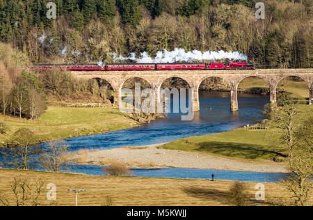 LMS-Jubiläum der Klasse 6 MT 4-6-0 Nr. 45699 Galatea Lokomotive über die Eden Lacy Viadukt in Cumbria geht. Stockfoto