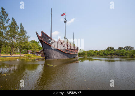 SAMUT PRAKAN, THAILAND, März 6, 2017 - Thai Junk, Boot im Alten Stadtpark, Muang Boran, Provinz Samut Prakan, Thailand Stockfoto