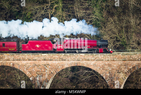 LMS-Jubiläum der Klasse 6 MT 4-6-0 Nr. 45699 Galatea Lokomotive über die Eden Lacy Viadukt in Cumbria geht. Stockfoto