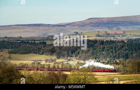 LMS-Jubiläum der Klasse 6 MT 4-6-0 Nr. 45699 Galatea Lokomotive führt durch kleine Salkeld in Cumbria. Stockfoto