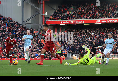 Liverpools Roberto Firmino (links) Kerben dritten Ziel seiner Seite des Spiels während der Premier League Match in Liverpool, Liverpool. Stockfoto