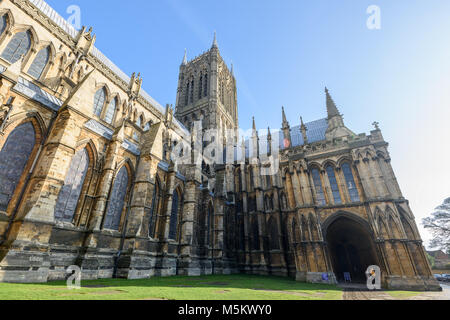 Der zentrale Turm und Galiläa Veranda, auf der Südseite der mittelalterlichen christlichen Kathedrale von den Normannen in Lincoln, England gebaut. Stockfoto