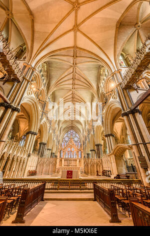 Th emainm Altar an der mittelalterlichen christlichen Kathedrale von den Normannen in Lincoln, England gebaut. Stockfoto