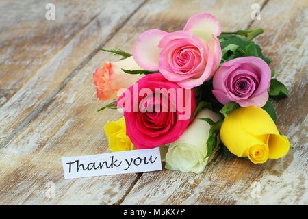 Danke Karte mit bunten Rosen strauss auf rustikalem Holz Stockfoto