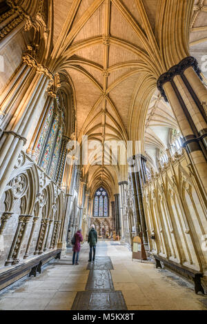 Der Norden arisle auf der mittelalterlichen christlichen Kathedrale von den Normannen in Lincoln, England gebaut. Stockfoto